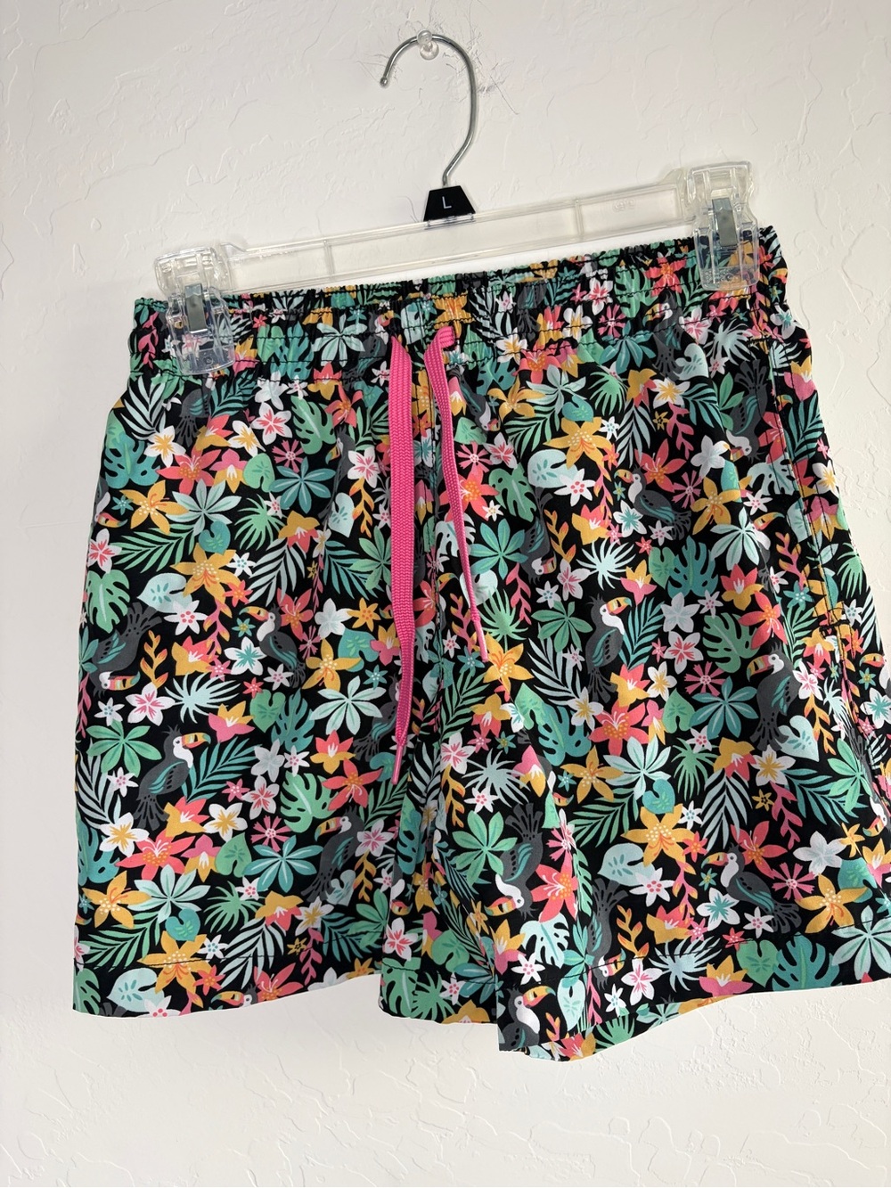 chubbies Men’s Black Tropical Floral Swim Trunks with Pink Drawstring